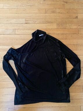 Marcella great top. Has like a sparky look. Open one shoulder. Gorgeous! Xxxl